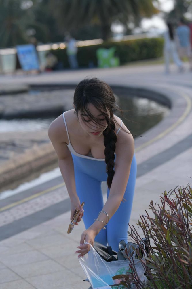出门游玩的蓝色瑜伽裤妹子【591P】J6087-小鹿图库