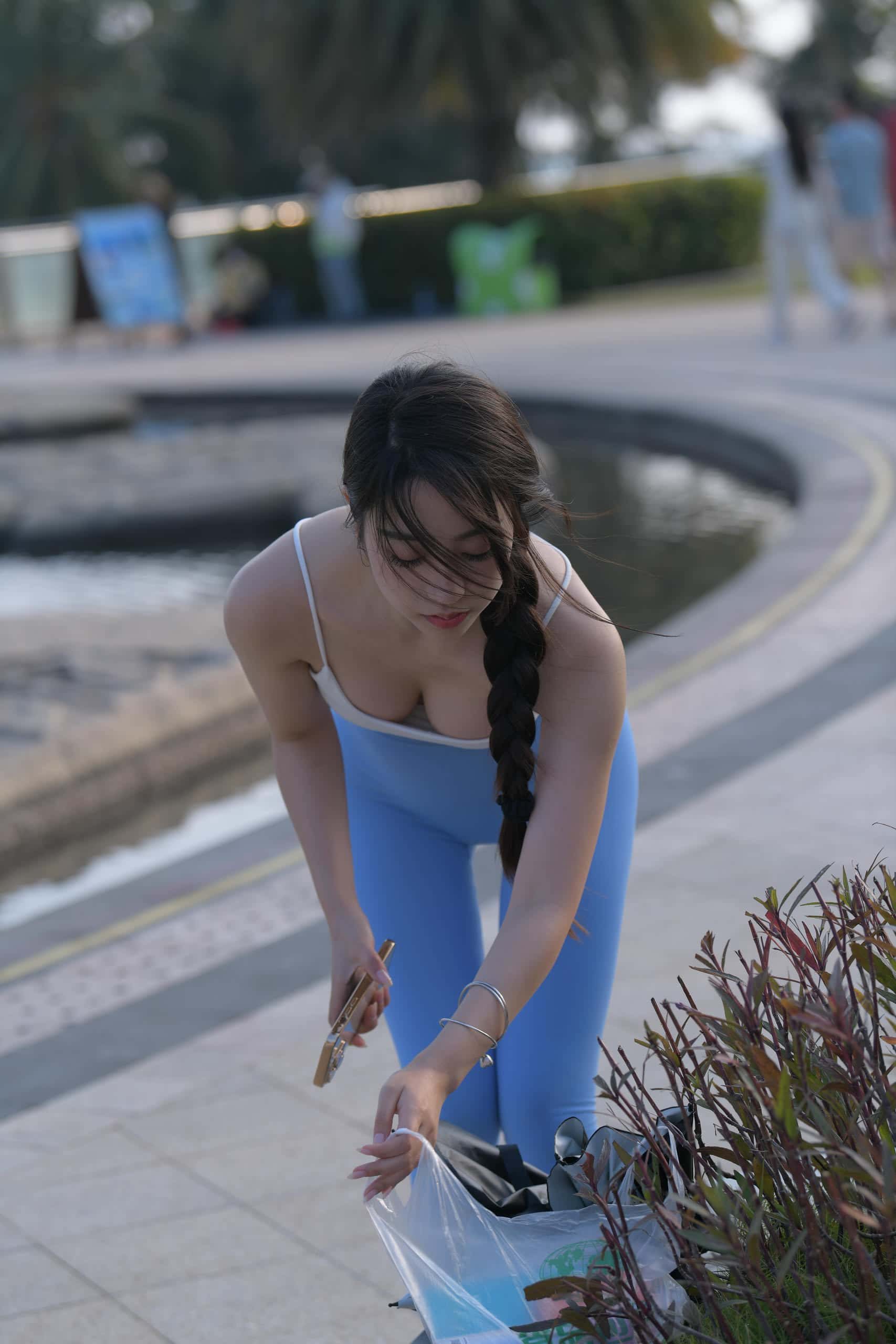 图片[1]-出门游玩的蓝色瑜伽裤妹子【591P】J6087-小鹿图库