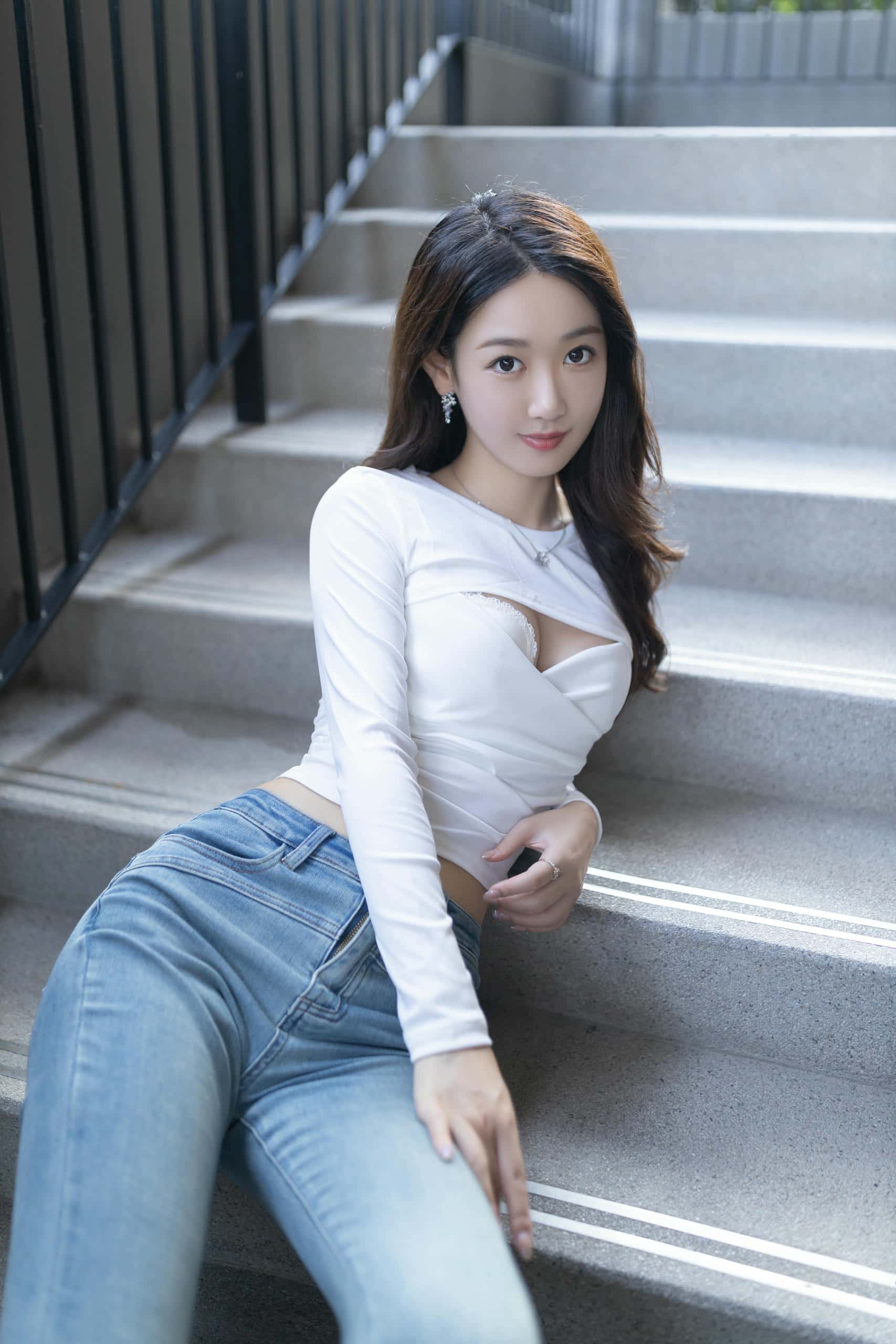 图片[1]-唐安琪 – 户外牛仔裤写真 【40P】P25226-小鹿图库
