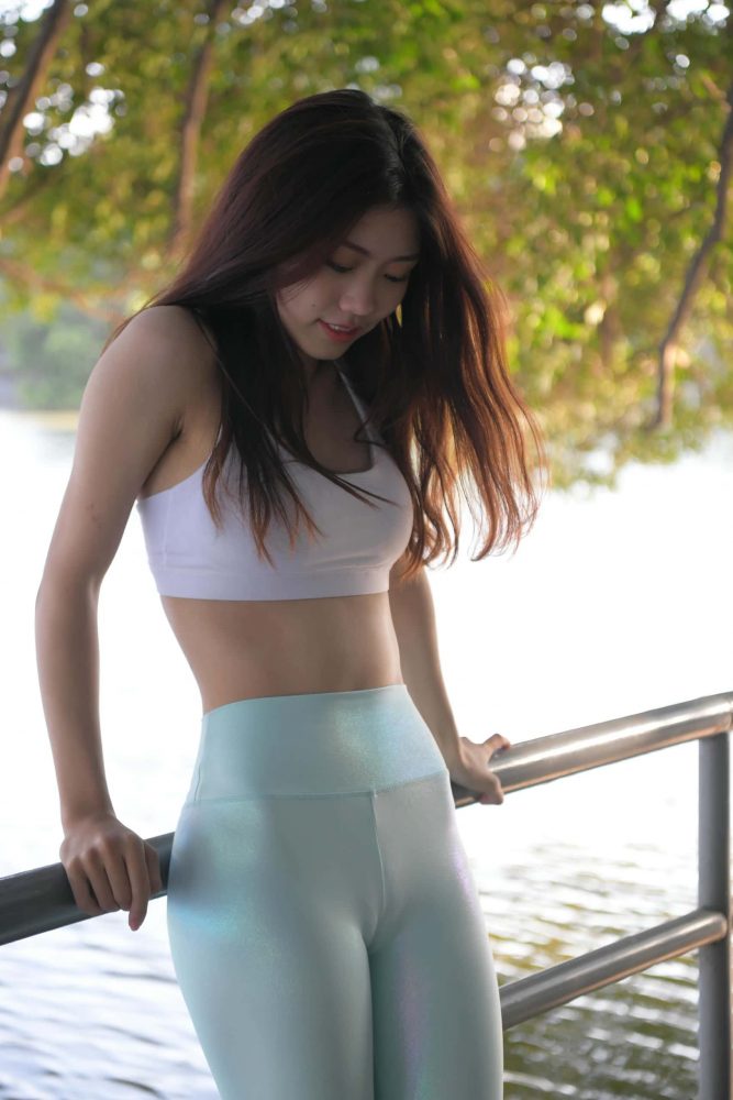 户外玩耍的瑜伽裤小姐姐【467P】J1419-小鹿图库