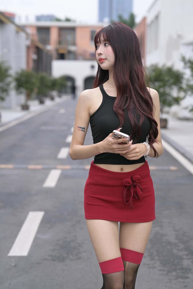 穿红色短裙黑丝的软甜少女【870P】J8145-小鹿图库