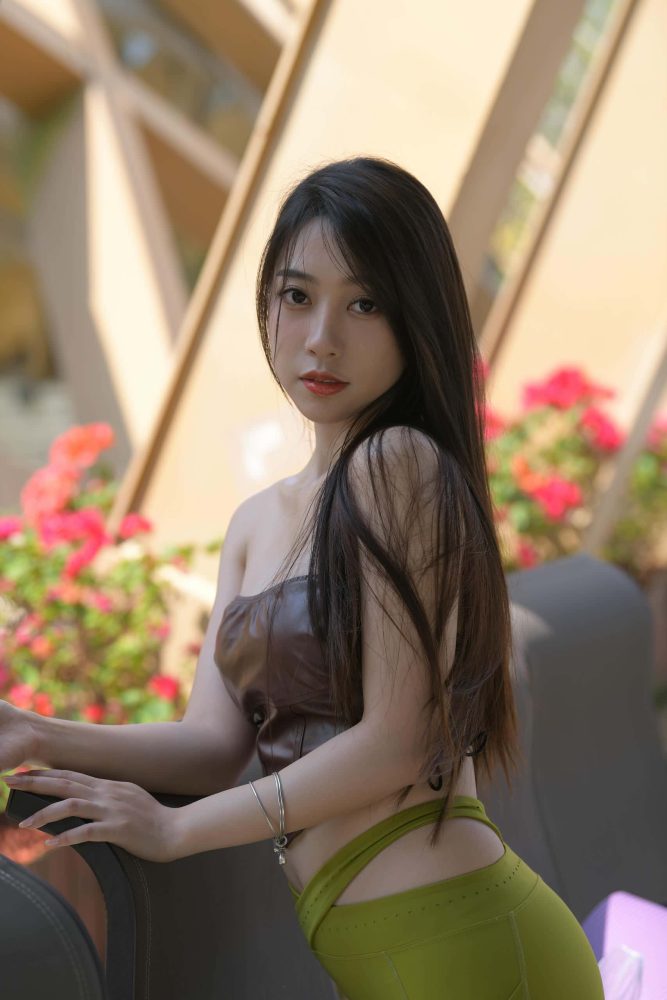 穿绿色瑜伽裤的女孩【669P】P213-小鹿图库