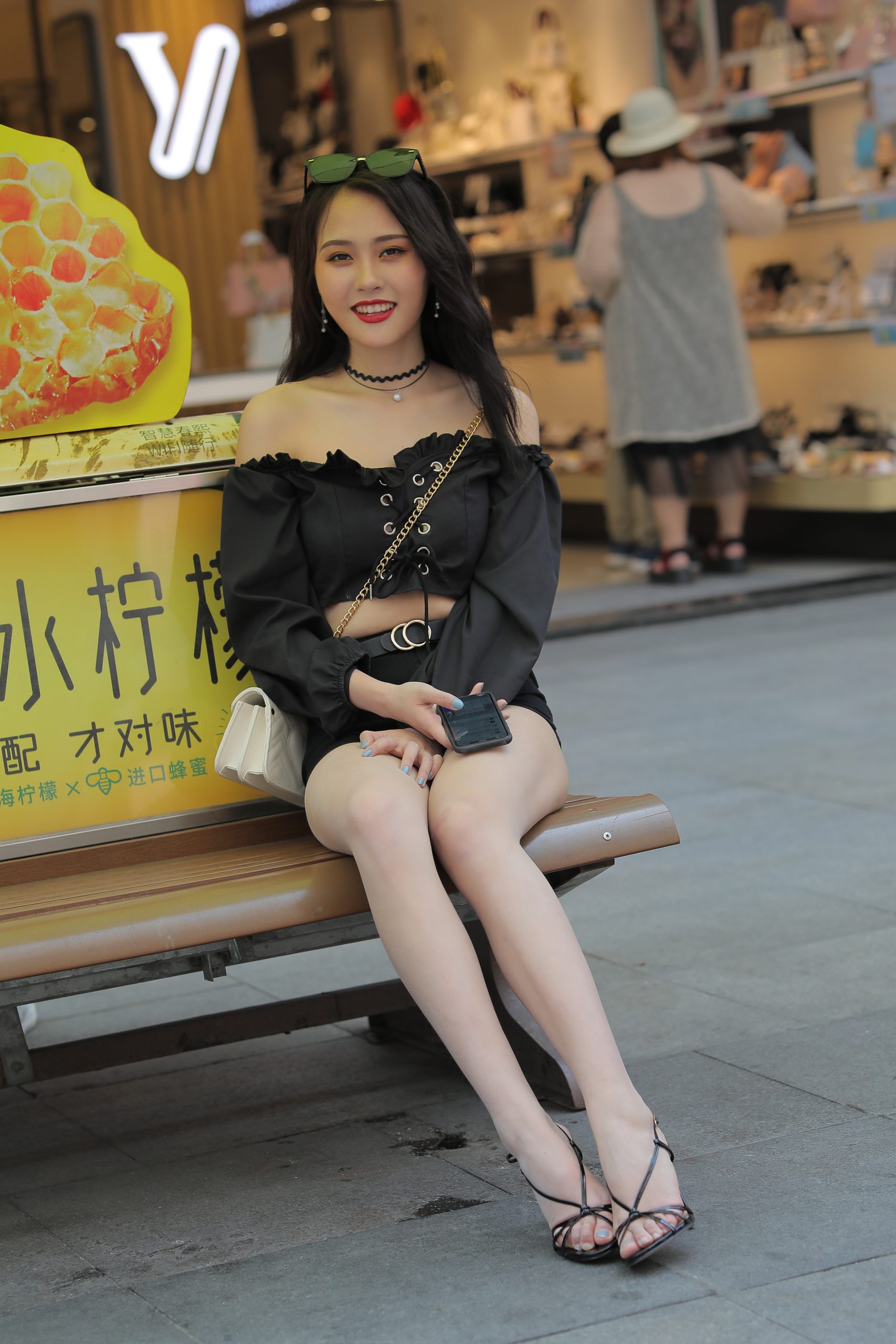 图片[1]-穿黑色热裤的小姐姐-小鹿图库
